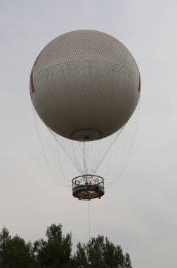 Tiflis, Gürcistan-13 Kasım 2025: Kimliği belirsiz insanların izlediği büyük helyum balonu