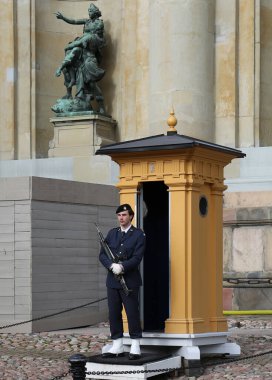 Stockholm, İsveç-18 Eylül 2025: Gamla Stan 'deki Stockholm Kraliyet Sarayı' nın önünde kimliği belirsiz silahlı muhafız duruyor