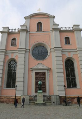 Stockholm, İsveç-18 Eylül 2025: Storkyrkan Kilisesi önünde yürüyen ve Olaus Petri heykeli