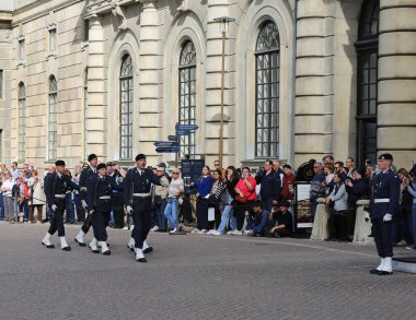 Stockholm, İsveç-18 Eylül 2025: Silahlı Tanımlanamayan Askerler Nöbetçi Seremonisi ve Bekleyen Turist Kalabalığı