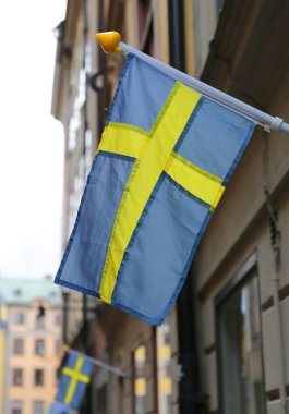 İsveç 'in Mavi ve Sarı Ulusal Bayrakları Stockholm, İsveç' teki Gamla Stan 'de asılı.