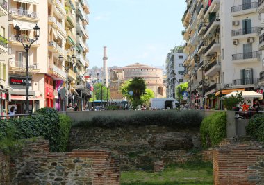 Selanik, Yunanistan-23 Nisan 2025: Arka planda Haleryen Kompleksi, Dükkanlar ve Rotunda Kilisesi Harabeleri 'nden Tanımlanamayan İnsanlar