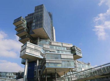 Hanover, Almanya-Nisan 09.2015: Norddeutsche arazi bankası namı diğer Kuzey Almanya Devlet Bankası bulutlu mavi arkaplanlı