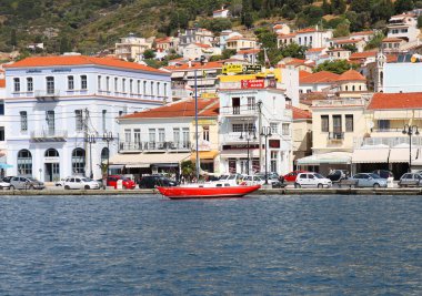 Samos, Yunanistan-06 Ekim 2013: Kırmızı Tekne, Renkli Eski Binalar, Samos Limanı 'nda yürüyen ve oturan kimliği belirsiz insanlar