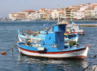 Samos, Yunanistan-06 Ekim 2013: Samos Limanında Renkli Yunan Balıkçı tekneleri, Eski Binalar ve Ege Denizi