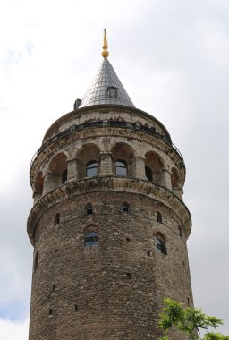 Tarihi Galata Kulesi'nin tepesinde manzarayı tanımlanamayan turist