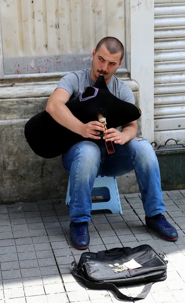 Istiklal Caddesi, para kazanmak için kimliği belirsiz adam gayda oynarken — Stok fotoğraf