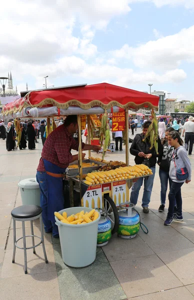 Customers buying boiled corn from a corn vendor at Eminonu — Stock Photo, Image
