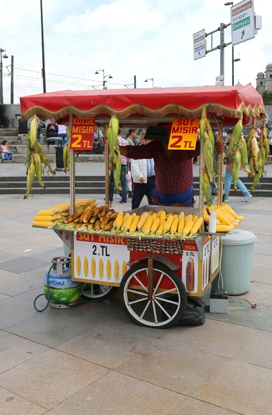 Unidentified Guy selling  corn at his vendor at Eminonu — Stock Photo, Image