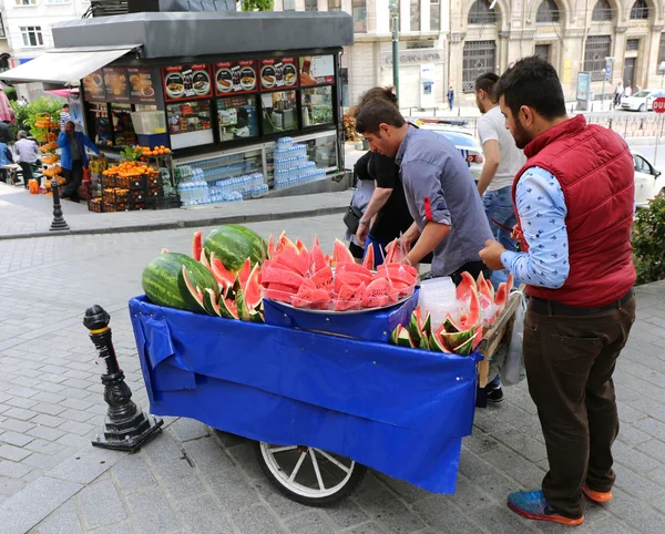 Ragazzi affettare anguria per vendere al loro venditore a Galata District di Istanbul — Foto Stock