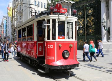 Tarihi kırmızı tramvay önünde Galatasaray Lisesi istiklal Caddesi Güney ucunda