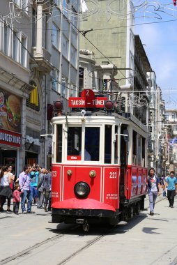 Taksim ve tünel arasında seyahat tarihi bir kırmızı tramvay