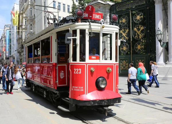 A historic red tram in front of the Galatasaray High School at the southern end of istiklal Avenue — Stock Photo, Image