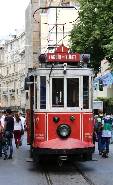 Un tramway rouge historique devant le lycée Galatasaray à l'extrémité sud de l'avenue istiklal — Photo