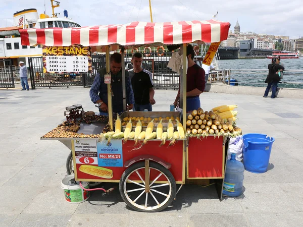 Hombre vendiendo castañas asadas y maíz en Eminonu — Foto de Stock