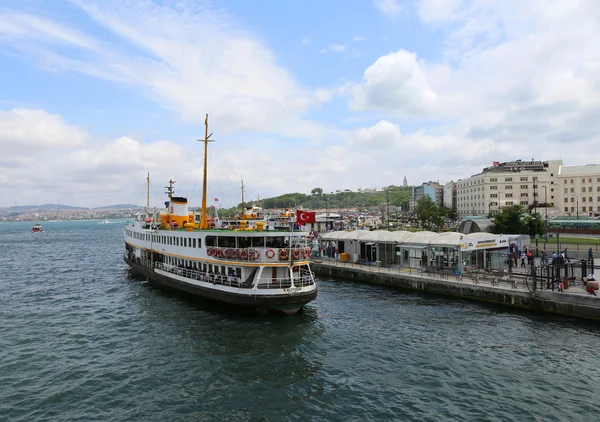 Ferry Bosphorus levando passageiros no cais de Eminonu — Fotografia de Stock