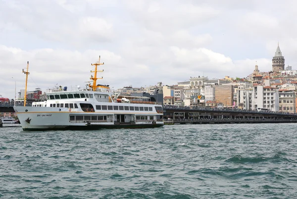 Turecká osobní trajektové cestování mezi Karakoy a Eminonu v Istanbulu, Turecko — Stock fotografie