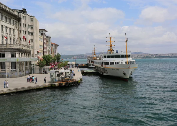 Turecká osobní trajekt s cestujícími v Karakoy Pier — Stock fotografie