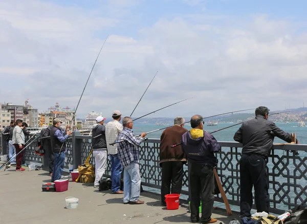 Pescadores no identificados que pescan en el puente de Galata —  Fotos de Stock