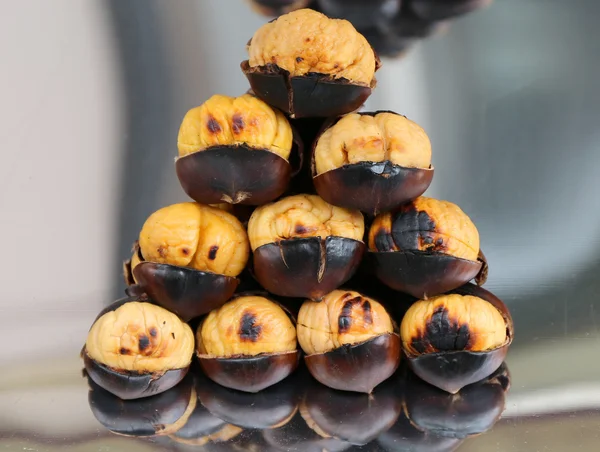 Roasted Chestnuts on street vendor in Istanbul — Stock Photo, Image