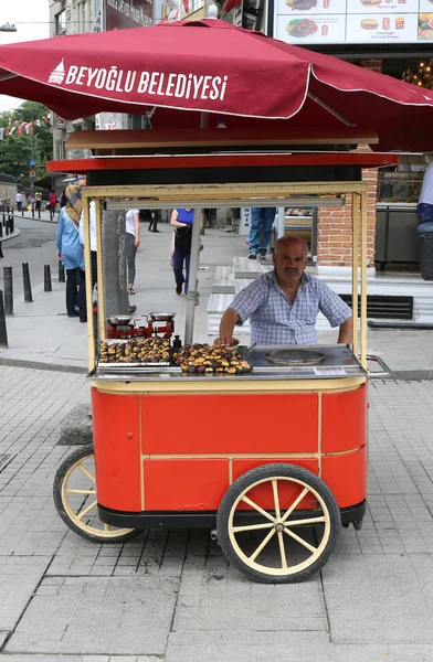 Man verkopen geroosterde kastanjes bij Istiklal Street — Stockfoto