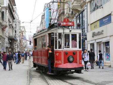 Taksim ve tünel arasında seyahat tarihi bir kırmızı tramvay