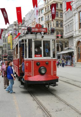 İnsanların Galatasaray Lisesi durdurmak, tramvay