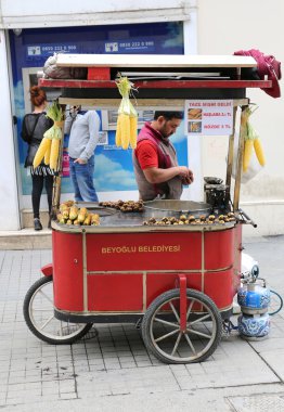 Kavrulmuş kestane ve Istiklal Caddesi'ndeki Mısır satan adam