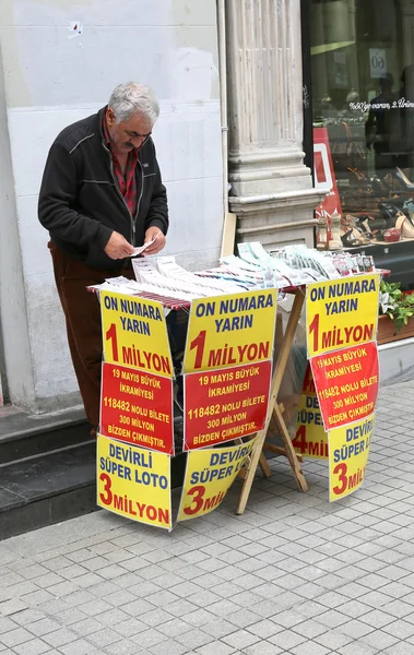 Kimliği belirsiz adam Istiklal Caddesi'ndeki Piyango Bilet Satış — Stok fotoğraf