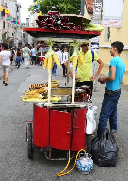 Guy selling Roasted Chestnuts and Corns at Istiklal Street — Stock Photo, Image