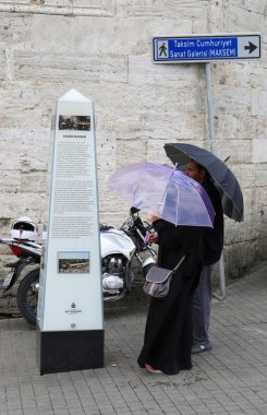 Arap turistlerin Taksim Meydanı'nda tarihi Taksim Maksem hakkında bilgi: okuma