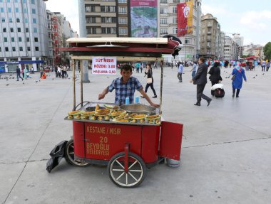 Istanbul, Türkiye'de Taksim Meydanı'nda ızgara mısır satan adam