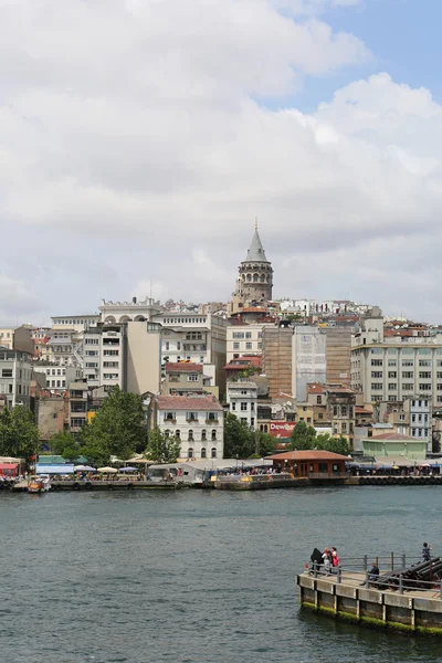 Torre histórica de Galata y Karakoy desde el puente de Galata — Foto de Stock