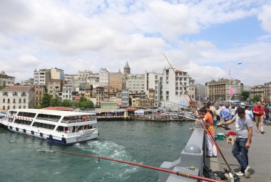 Kimliği belirsiz balıkçılar Galata Köprüsü üzerinde Balık tutma