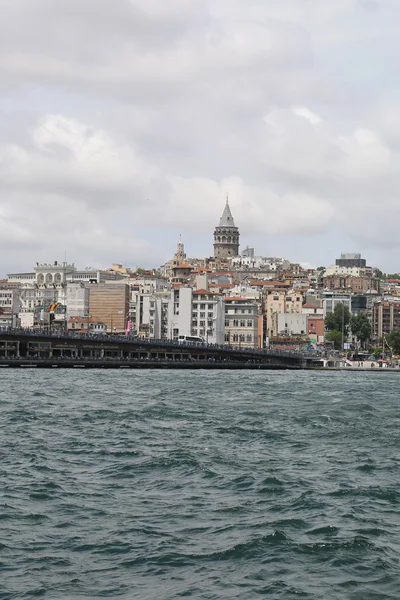 Galata híd és a történelmi Eminönü a Galata-torony — Stock Fotó