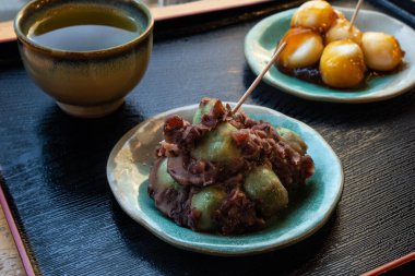 Dango, yeşil çayın yanında bir çeşit Japon tatlı pirinç köftesi..