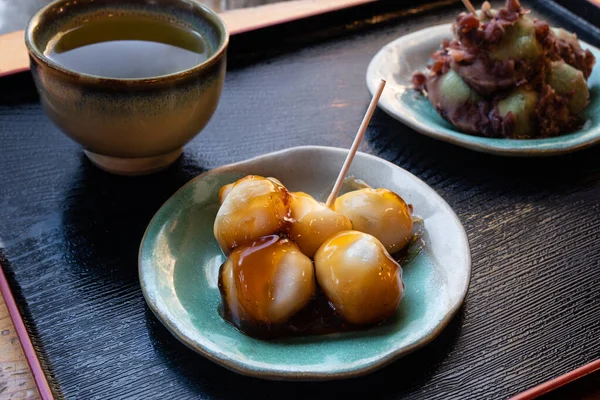 Dango, yeşil çayın yanında bir çeşit Japon tatlı pirinç köftesi..