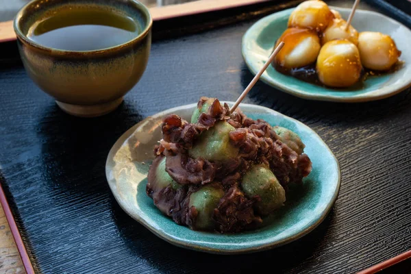 Dango, yeşil çayın yanında bir çeşit Japon tatlı pirinç köftesi..