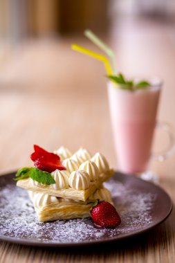 kremalı çilek ve süt kokteyl ile waffle