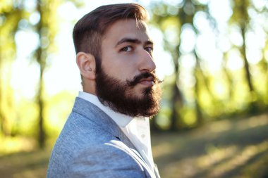  genç yakışıklı şık sakallı adam 