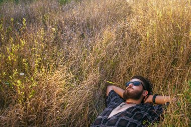  adam restlying bir çayır günbatımı ışığında üzerinde