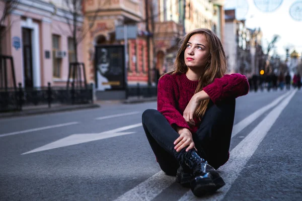 Yolda oturan kız