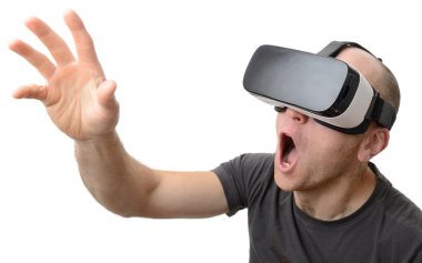 VR kulaklık kullanarak adam