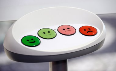 yeşil ve kırmızı bir gülümseme düğmesi