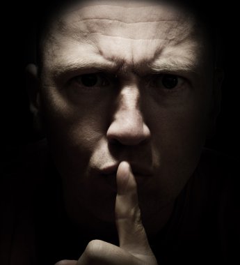 adamın parmağını ağzına