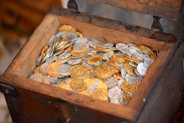 Cofre del tesoro lleno de monedas —  Fotos de Stock