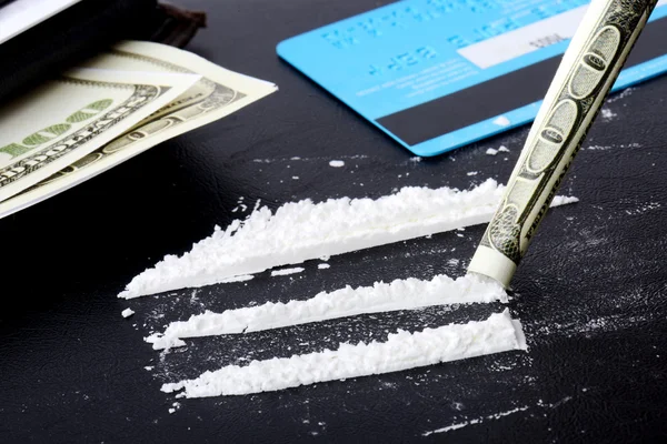 Lijnen van cocaïne met geld — Stockfoto