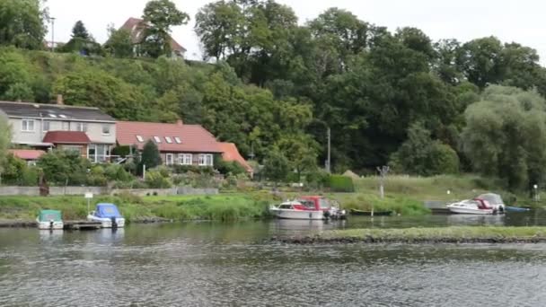 Historisches Stadtbild Havelbergs mit traditionellen Backsteinhäusern und Hafen. das Boot dreht sich im Kreis. Brücke mit Verkehr. — Stockvideo