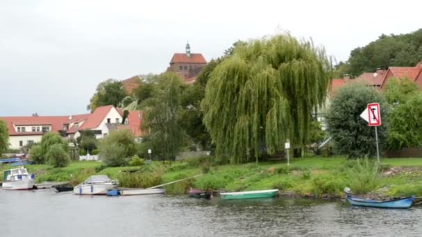 Historisches Stadtbild von Havelberg mit traditionellen Häusern an der Havel. Im Hintergrund der Dom. — Stockvideo