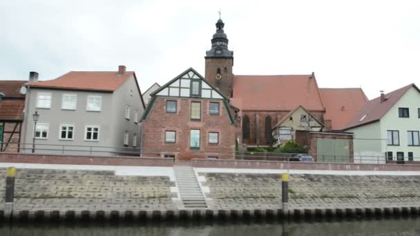 Історичний міський пейзаж з Havelberg з традиційними будинками на річці Хафель. — стокове відео